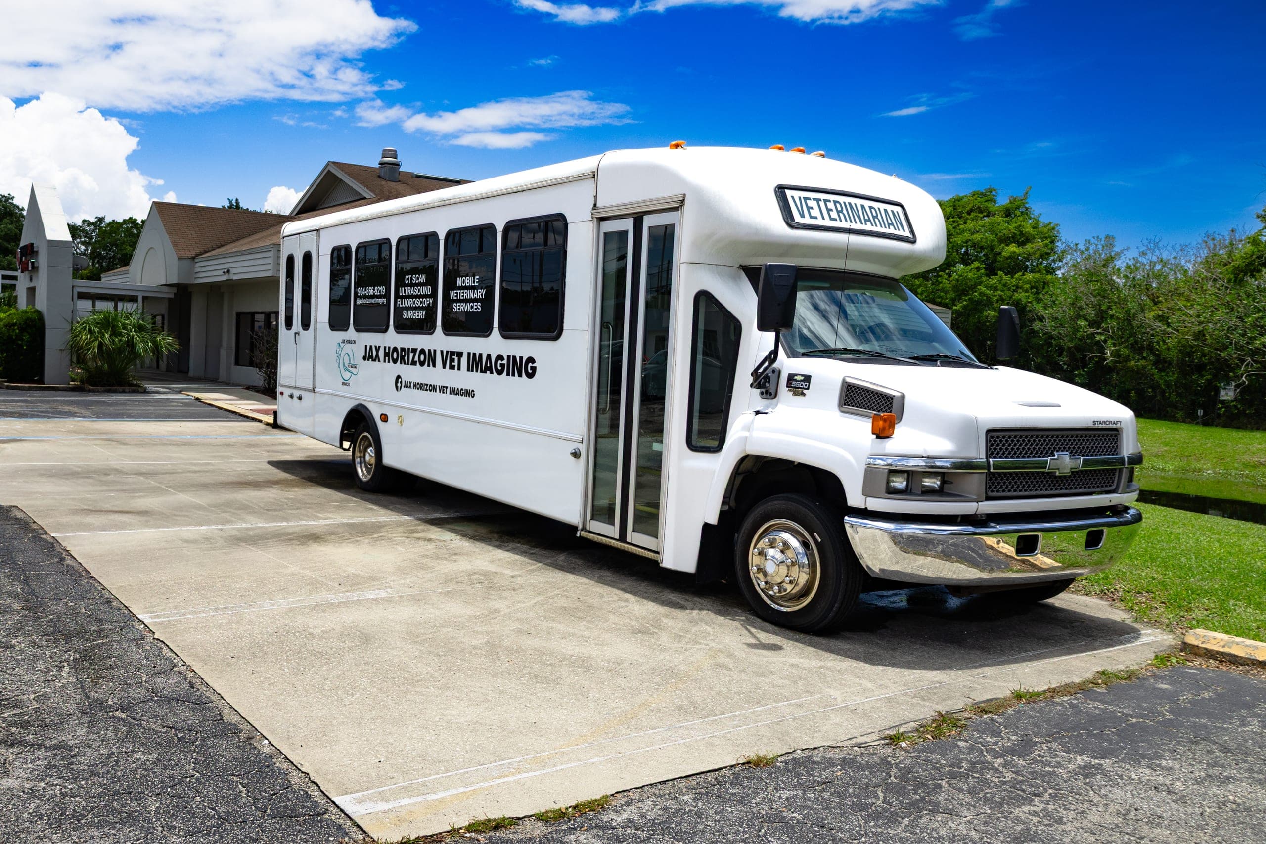 Jax Horizon Veterinary Imaging medical bus parked in Jacksonville